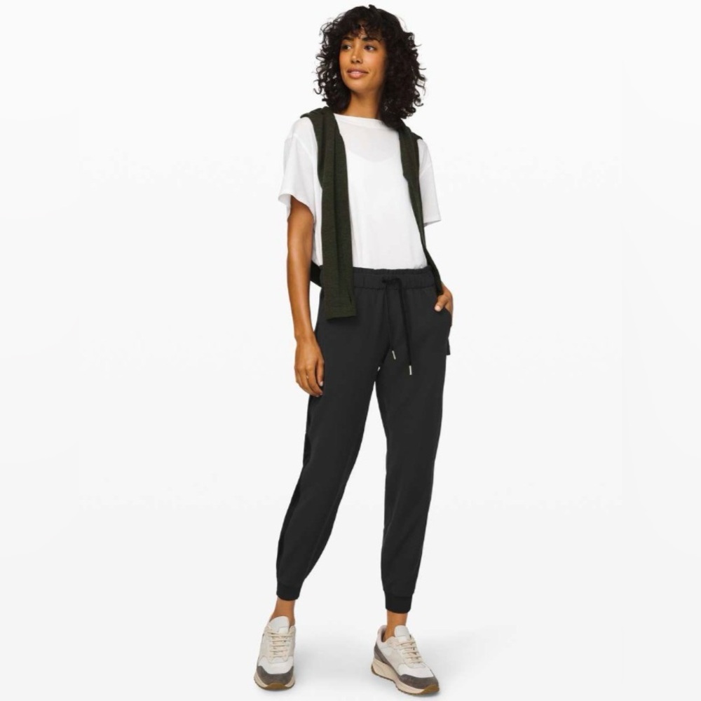 Lululemon On the Fly Jogger *Velvet Trim
Black / Black Size 10